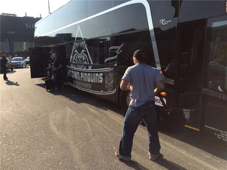 Fischtown goes Ireland: Die Pinguins auf Testspielreise in Belfast Ankunft am Amsterdamer Flughafen. Steve Slaton (rechts) und Jason Bast sind bereit fürs Einchecken.
