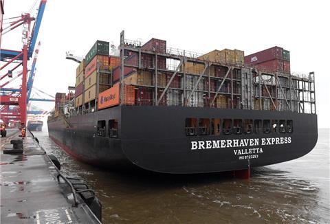 Ankunft am Container Terminal: Die „Bremerhaven Express“.