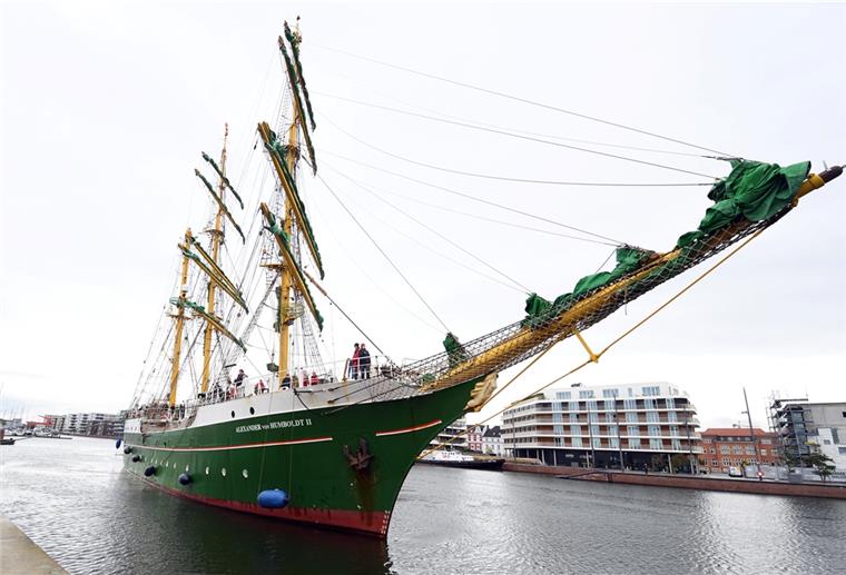 „Alex“ nur eine Woche im Heimathafen Ankunft im Neuen Hafen: Die „Alexander von Humboldt II“ bleibt aber nur eine Woche.