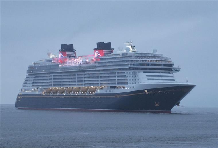 Allzeit gute Fahrt, „Disney Wish“ Ankunft in Bremerhaven im Morgengrauen: Die „Disney Wish“ wird künftig von den USA aus fahren.
