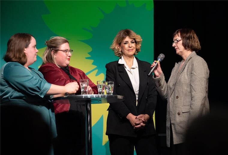 Querdenker stören bei Politiker-Besuch in Bremerhaven Von links nach rechts. Ricarda Lang, Alexandra Werwarth, Sülmez Çolak, Petra Coordes.