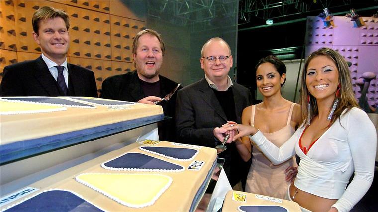 „Pures Chaos bei Viva“ - Erinnerungen an den Musiksender Anlässlich des 10-jährigen Geburtstages des Kölner Musiksenders VIVA wird eine Riesen-Torte von den Vorstandsmitgliedern in Köln angeschnitten.