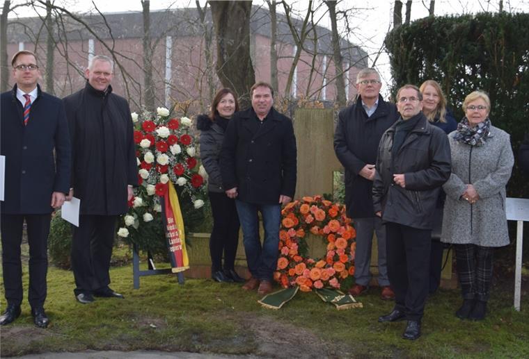 Bedeutender Demokrat aus Abbehausen Anlässlich des 75. Todestages des Politikers Theodor Tantzen trafen sich am Grabmal der Familie auf dem Abbehauser Friedhof Familienmitglieder und Gäste.
