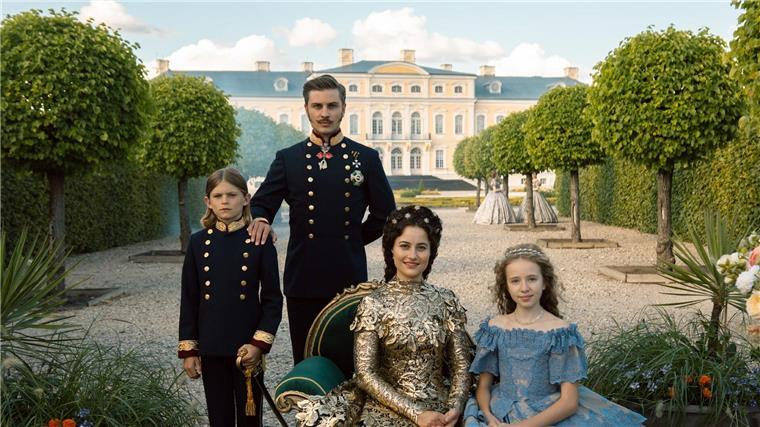 Dritte „Sisi“-Staffel: „Wien ist nicht Paris“ Anlässlich ihrer Rückkehr nach Wien treten Sisi (Dominique Devenport, 2.v.r.) und Franz (Jannik Schümann, 2.v.l.) mit ihren Kindern Gisela (Kristina Schroeter, r.) und Rudolf (Arian Wegener, l.) zum Fototermin vor die Presse.