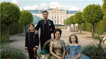 Anlässlich ihrer Rückkehr nach Wien treten Sisi (Dominique Devenport, 2.v.r.) und Franz (Jannik Schümann, 2.v.l.) mit ihren Kindern Gisela (Kristina Schroeter, r.) und Rudolf (Arian Wegener, l.) zum Fototermin vor die Presse.