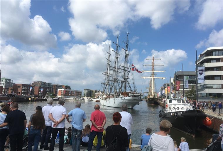 Bremerhaven: Gedränge am Neuen Hafen Anlegemanöver der „Christian Radich“ auf der Ostseite des Neuen Hafens.