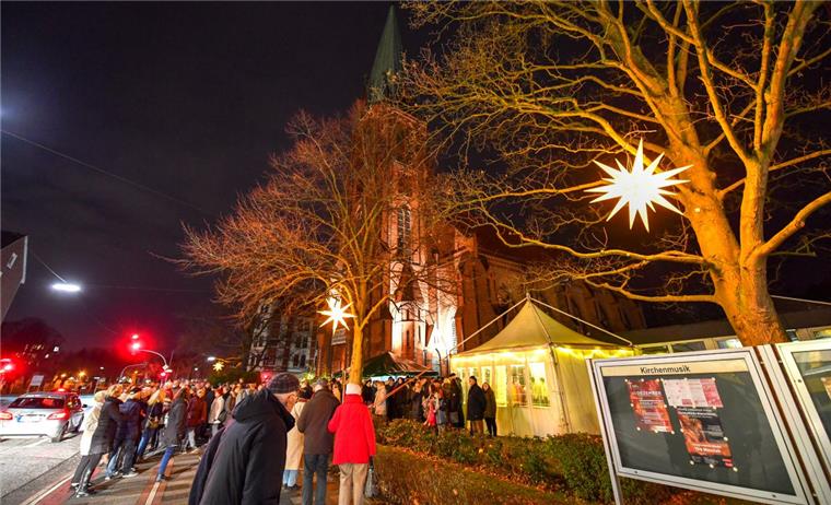 Bremerhaven: Sparsamer Lichterglanz in Geestemünde Anleuchten heißt es am kommenden Sonnabend kurz nach 17 Uhr an der Christuskirche in Bremerhaven. Es gibt Punsch, Glühwein, Kekse und Würstchen.