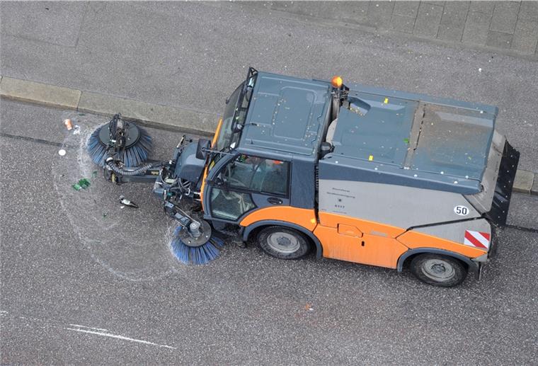 Zeven: Anlieger müssen an der B71 nicht mehr fegen Ein Kehrfahrzeug der Straßenreinigung fährt auf einer Straße während die Bürsten des Fahrzeugs im Einsatz sind.