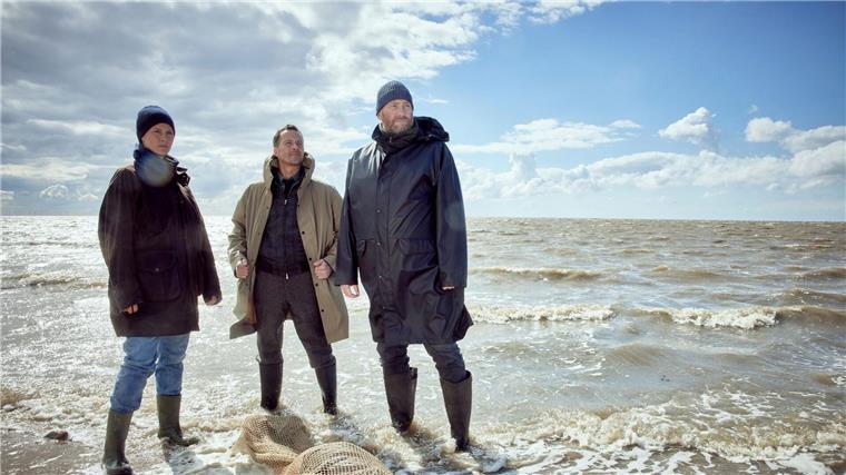 ZDF-Ostfriesenkrimi vor ARD-Jahresquiz Ann Kathrin Klaasen (Picco von Groote) neben ihren Kollegen Rupert (Barnaby Metschurat) und Frank Weller (Christian Erdmann) vor einer angespülten Leiche.