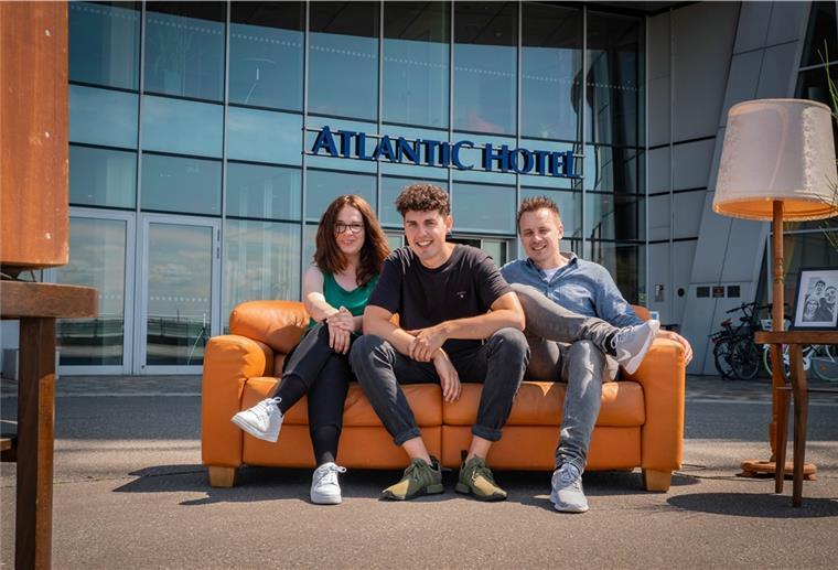 Bremerhaven: Clubmusik und Klassik vom Hoteldach Ann-Kristin Hitzemann, Caspar Adickes und Jonas Klitzka (von links) vor dem Ort des Musikevents: dem Atlantic Hotel Sail City.
