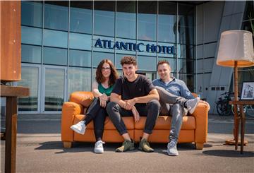 Ann-Kristin Hitzemann, Caspar Adickes und Jonas Klitzka (von links) vor dem Ort des Musikevents: dem Atlantic Hotel Sail City.