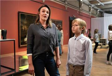 Anna (Alwara Höfels) mit ihrem Sohn Paul (Filip Wyzinski) im Museum,