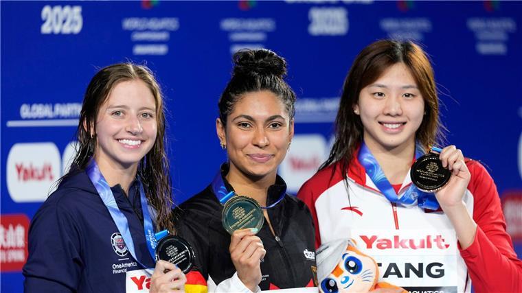Anna Elendt (Mitte) gewann überraschend Gold über 100 Meter Brustschwimmen bei der WM.