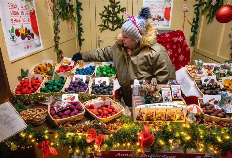 Es geht wieder los: Bilder vom Bremerhavener Weihnachtsmarkt Anna Maatz verkauft neuerdings Duftkugeln an ihrem Stand.