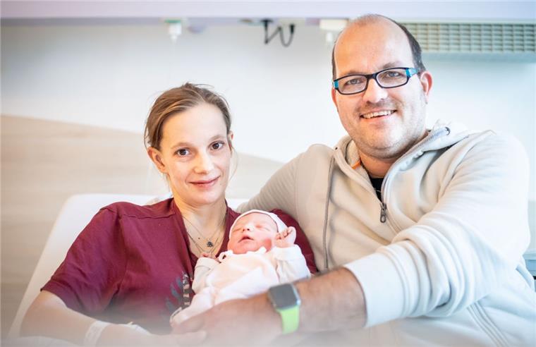 Anna Scholz und Lars Kühnemund aus Cuxhaven freuen sich am Neujahrstag 2019 über ihr neugeborenes Töchterchen Claire Jutta-Elisabeth. Um 11.17 Uhr erblickte das Baby das Licht der Welt im Bremerhavener Klinikum Reinkenheide mit einem Gewicht von 2700 Gramm. Foto: Hartmann