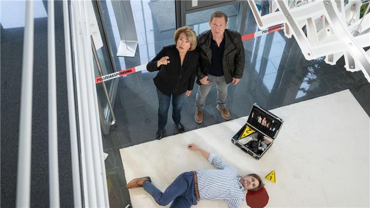 Anna Springer (Rita Russek, l) und Kollege Overbeck (Roland Jankowsky ) stehen neben dem toten Verleger Carsten Wenkler (Thomas Jansen, r).
