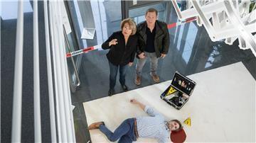 Anna Springer (Rita Russek, l) und Kollege Overbeck (Roland Jankowsky ) stehen neben dem toten Verleger Carsten Wenkler (Thomas Jansen, r).