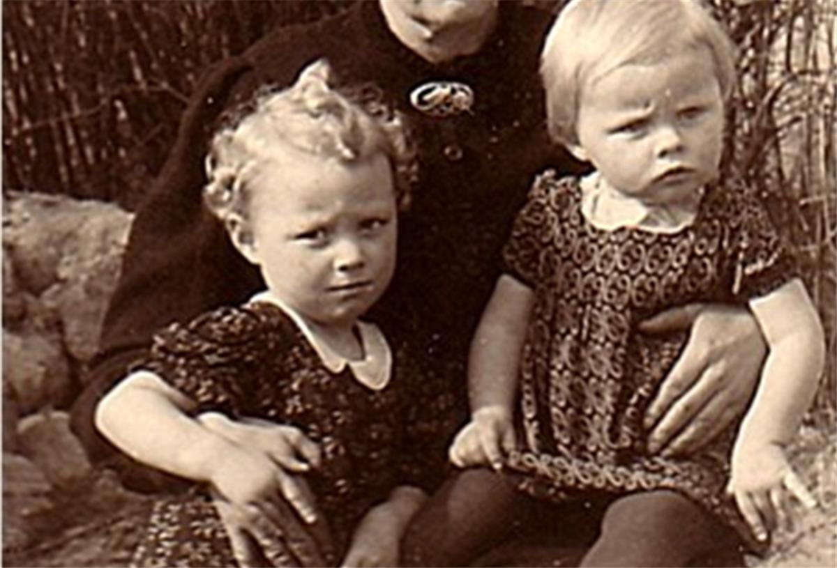 Kostbarkeit erzählt das Leben einer Bremerhavenerin Anna Stemmermann 1946 mit ihren kleinen Enkelinnen, rechts Traute und links Inge. Beide hatten nacheinander Oma Annas uralte Nähmaschine von Pfaff übernommen - vor dem Ersten Weltkrieg in Kaiserslautern produziert und eine moderne Errungenschaft für die Frauen jener Zeit. Heut steht sie bei Traute Bresser in der Stube.