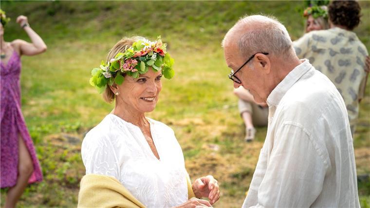 Anna (Uschi Glas) und Henrik (Leonard Lansink) tanzen auf dem Mittsommerfest.