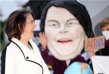 Annalena Baerbock, Bundesvorsitzende von Bündnis 90/Die Grünen, kommt am Tagungsort für die Sondierungsgespräche an. Sie wird von Fridays for Future Aktivisten empfangen, die sich für eine strengere Klimapolitik einsetzen.