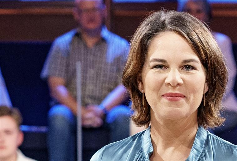 Baerbock will auf Abzug der US-Atombomben dringen Annalena Baerbock (M), Spitzenkandidatin von Bündnis90/ Die Grünen zur Bundestagswahl, steht in der ARD-Wahlarena zur Bundestagswahl in der Kulturwerft Gollan.