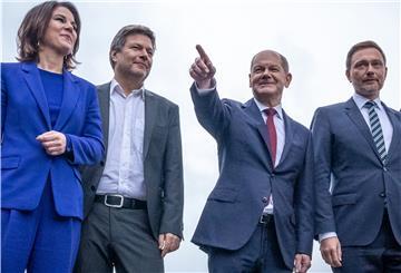 Annalena Baerbock, Robert Habeck (von links, beide Bundesvorsitzende von Bündnis 90/Die Grünen), SPD-Kanzlerkandidat Olaf Scholz und Christian Lindner, Parteivorsitzender der FDP stellen den Koalitionsvertrag vor.