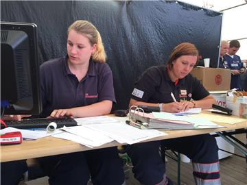 Annalena Bruelheide (links) und Ann-Kathrien Liebold von den Johannitern empfangen Patienten an der Haupthilfsstelle. 