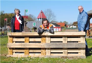 Anne Böttjer vom Loxstedter Bauamt, Gemeinde-Mitarbeiter Sergio Martinez Sanchez, und Stotels Ortsvorsteher Fritz Grieger (von links) freuen sich über den Klimagarten.
