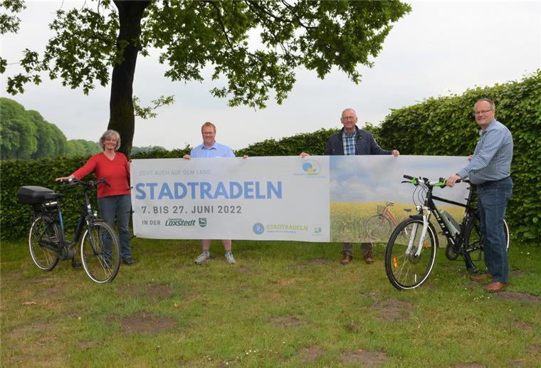 Loxstedt: Fürs Klima gemeinsam aufs Fahrrad Anne Böttjer (von links), Jannik Böckhaus-Müller, Detlef Wellbrock und Holger Rasch von der Loxstedter Gemeindeverwaltung steigen beim Loxstedter Stadtradeln auch selbst aufs Fahrrad.
