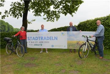 Anne Böttjer (von links), Jannik Böckhaus-Müller, Detlef Wellbrock und Holger Rasch von der Loxstedter Gemeindeverwaltung steigen beim Loxstedter Stadtradeln auch selbst aufs Fahrrad.