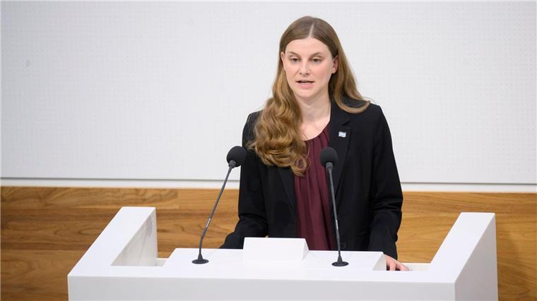 Grüne verurteilen Angriff auf Politiker Anne Kura (Grüne), Fraktionsvorsitzende, spricht im Landtag Niedersachsen.