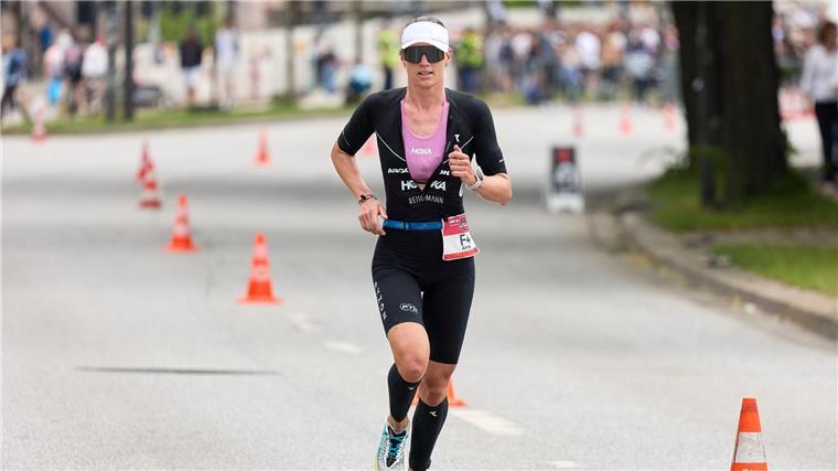 Schwanger im Hawaii-Ziel: Babystrampler für Anne Reischmann Anne Reischmann ging in der 13. Schwangerschaftswoche auf Hawaii an den Start.