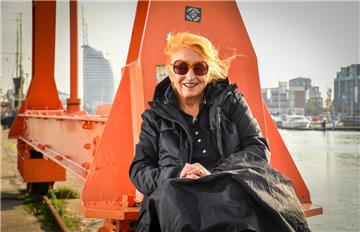 Anne Schmeckies an ihrem Lieblingsort, dem Grube-Kran am Neuen Hafen in Bremerhaven. 