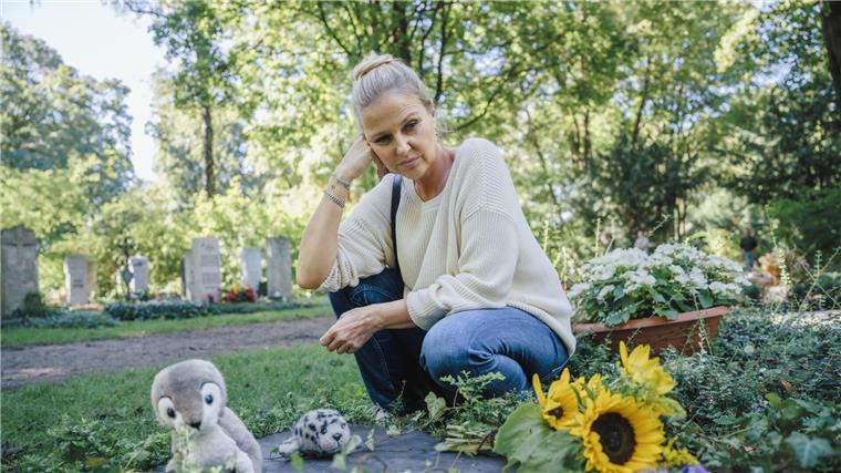 Wenn die Mutterliebe nicht ausreicht - „Das gläserne Kind“ Anne Schuchardt am Grab.
