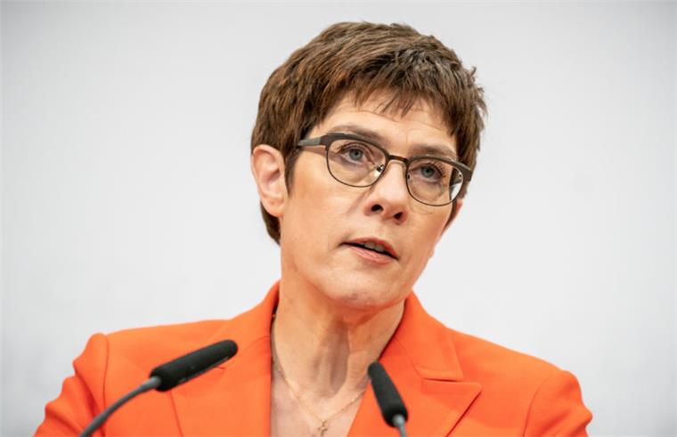 Kramp-Karrenbauer kündigt Rücktritt an Annegret Kramp-Karrenbauer (CDU), Bundesministerin der Verteidigung und CDU-Bundesvorsitzende, verzichtet auf eine Kandidatur als Kanzlerkandidatin.