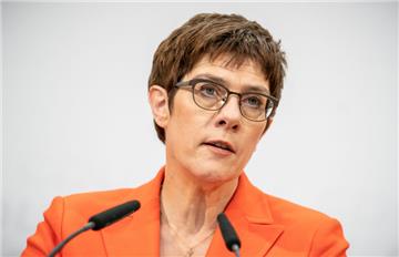 Annegret Kramp-Karrenbauer (CDU), Bundesministerin der Verteidigung und CDU-Bundesvorsitzende, verzichtet auf eine Kandidatur als Kanzlerkandidatin. 