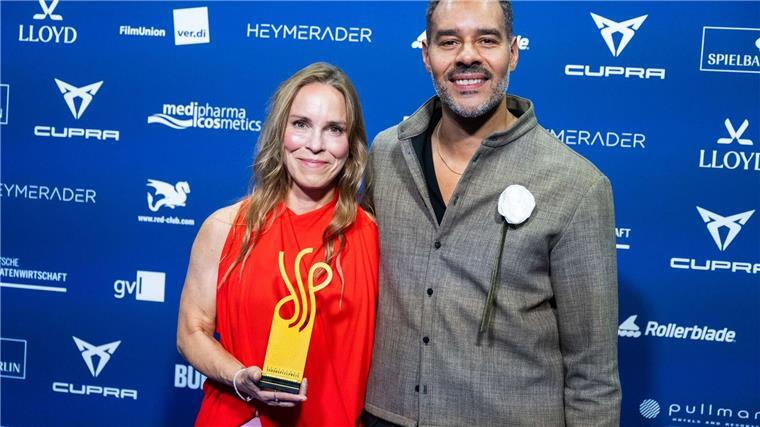 Anneke Kim Sarnau nimmt stellvertretend für Haley Louise Jones den Preis „Dramatische Nebenrolle“ beim Deutschen Schauspielpreis entgegen.