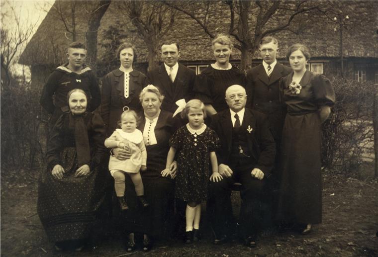 Nazis ermorden deutsch-polnisches Liebespaar Annemarie Gerken (rechts) im Kreise ihrer Familie in Iselersheim. Die Aufnahme entstand mutmaßlich in der zweiten Hälfte der 30er Jahre und zeigt Claus Gerken, Gesche Gerken, Karsten Hinrich Gerken, Lene Gerken und Diedrich Gerken (stehend von links) sowie Adelheid Engelke, Helma Gerken, Annemaries Mutter Lucia, Traute Gerken und Annemaries Vater Karsten Gerken (von links).