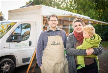 Annemarie und Mario Bink vor ihrem Unverpackt-Truck.
