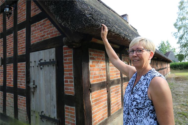 Frelsdorf: Reetdach des Heimathauses wird 2020 neu eingedeckt Annette Blohm, Vorsitzende des Heimatvereins Frelsdorf, legt ihre Hand auf das bei Regen oft lange feuchte Reetdach des Heimathauses. Nun kommt eine gute Nachricht von der Gemeinde: Im Jahr 2020 wird definitiv saniert.