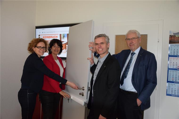 Nordenham: Traditionsfirma ist Experte für Sicherheitstechnik Annette Folgmann (Mitglied der Geschäftsführung), Bundestagsabgeordnete Astrid Grotelüschen, Georg Dürr (Geschäftsführer der Tischlerei) und Dieter Folgmann, Inhaber von Herdejürgen & Harmsen tauschen sich über Sicherheitstechniken aus.