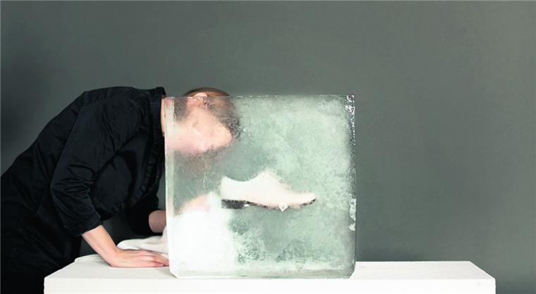 Passt. Bei Schuhen schmilzt diese Designerin aus dem Cuxland dahin Annette Kölling nimmt ein Tuch, um den Schuh im Eisblock besser sehen zu können. Die Installation Arctic Summer war Thema ihrer Sommerkollektion 2016. Der Schuh war danach hin, war aber auch nur ein Test-Stück.