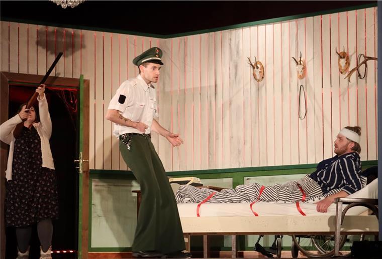 Nordenham: Psychothriller feiert gelungene Premiere Annie Wilken (Melissa Hattermann) erschießt kaltblütig den Polizisten Böstörp (Bastian Sieghold) vor den Augen des wehrlosen Paul Schellhorn (Adrian Büsing).