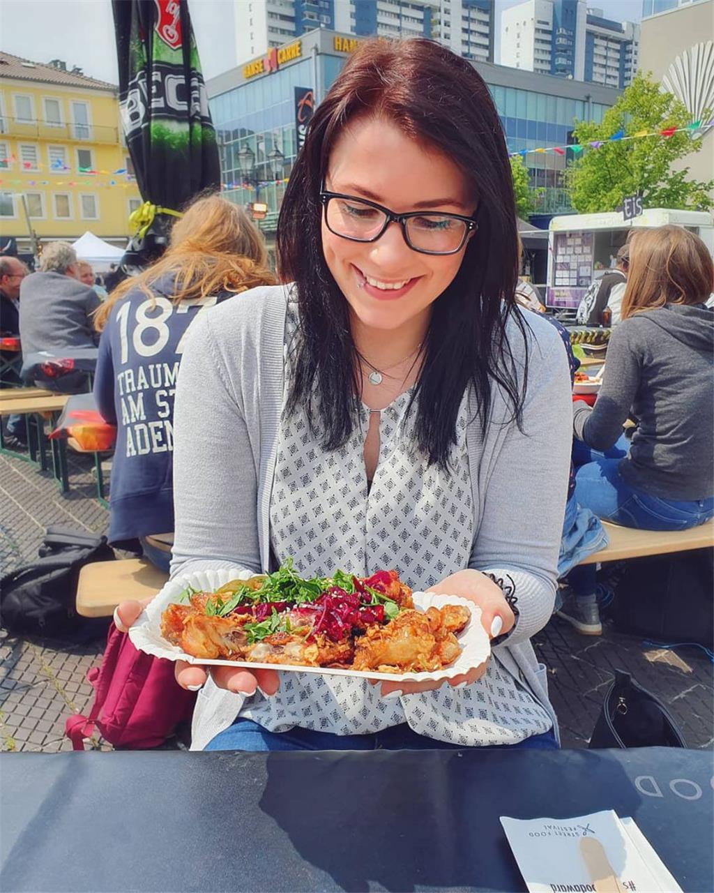 annifreak freut sich auf auf eine Leckerei. Das Streetfoodfestival in Bremerhave...
