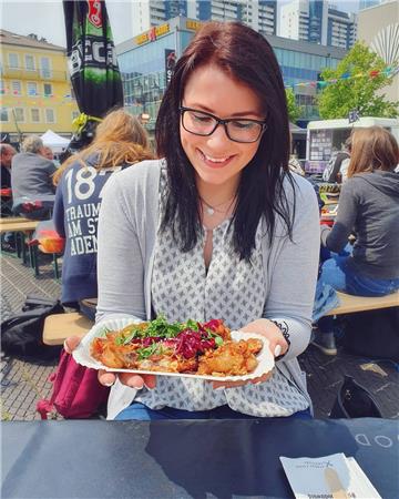 annifreak freut sich auf auf eine Leckerei. Das Streetfoodfestival in Bremerhave...