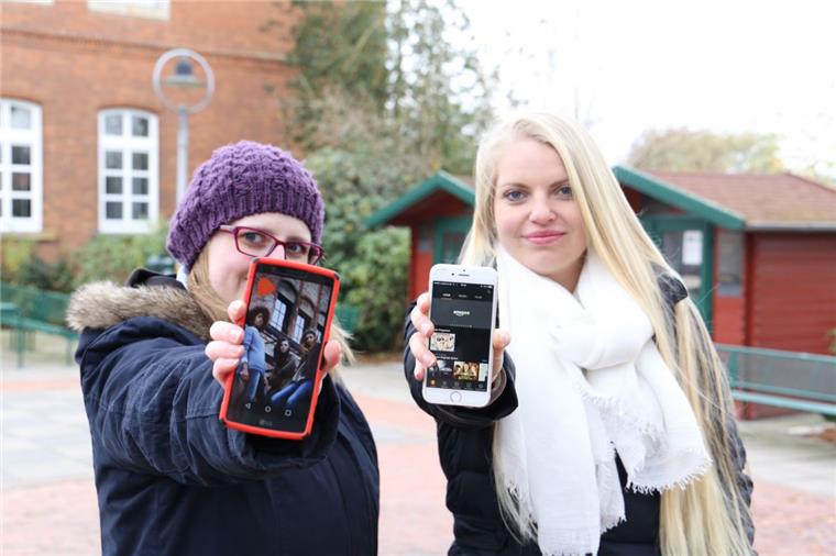 Hagenerinnen testen neues Gratis-WLAN im Ortskern Annika (21) und Jennika (20) nutzen gerne das Smartphone. Für die NORDSEE-ZEITUNG haben sie das Hagener Freifunk-Netz getestet.