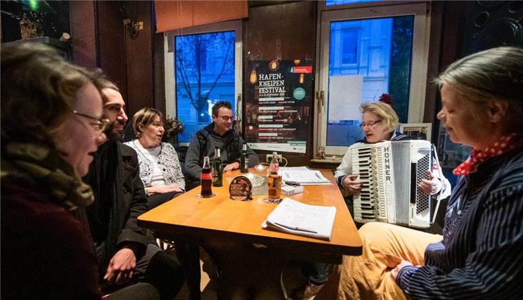 Das 1. "Hafenkneipenfestival" steigt in Bremerhaven Annika Jaeger (von links) Rockcenter-Inhaber Kevin Ricke, Kulturamtsleiterin Dorothee Starke, Stadtrat Michael Frost, Eva Erkenberg und Maja Marina Kastrati stimmen in der "Gemütlichen Ecke" maritime Lieder an und geben so einen Vorgeschmack auf das Kneipenfestival.