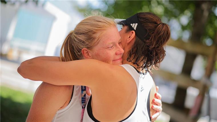 Annika Zillekens (l) und Rebecca Langrehr trösten sich nach dem Olympia-Halbfinal-Aus.