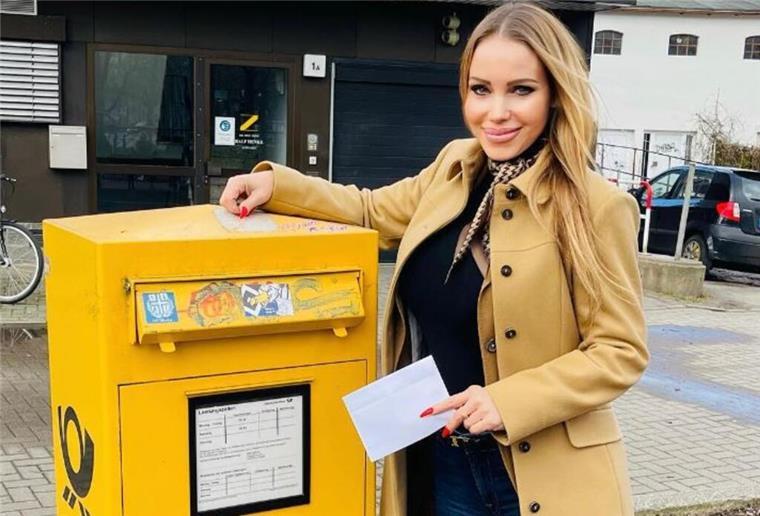 Alles für die Politik: Medienstar Annina steht unter Volldampf Annina Semmelhaack macht Werbung für die Briefwahl.