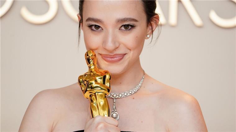 „Bester Film“ kommt bei Streamingdienst ins Abo „Anora“-Darstellerin Mikey Madison setzte sich bei den Oscars dieses Jahr in der Kategorie „Beste Hauptdarstellerin“ gegen Cynthia Erivo („Wicked“), Karla Sofía Gascón („Emilia Pérez“), Fernanda Torres („Für immer hier“) sowie Demi Moore („The Substance“) durch.